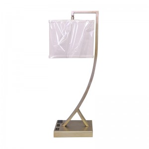 Lámpara de escritorio de acabado plateado antiguo con un interruptor de balancín On/off, una salida conveniente y un puerto de carga USB en la habitación