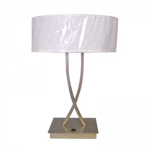 Dos lámparas de escritorio de acabado plateado antiguo y ligero con un interruptor rocker en/off en la habitación