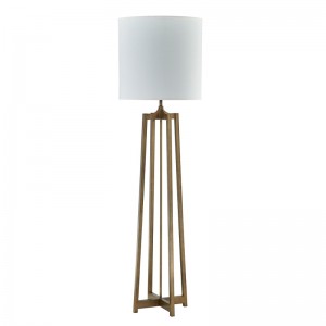 Sofá del hotel Hyatt al lado de la lámpara de piso con acabado de oro antiguo en la habitación