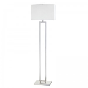 Sofá del hotel Marriott al lado de la lámpara de piso con acabado deníquel cepillado en la habitación